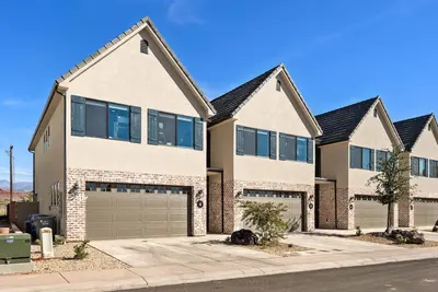 Image de Hallser's Escape - 2 units combined! Sleeps 20! Pool, Pickleball.