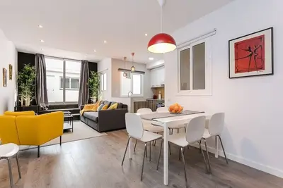 This apartment is a 3 bedroom(s), 1 bathrooms, located in L'Hospitalet de Llobregat, Catalunya.