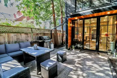 Image de Stylish Victorian w Parking & Patio in Heart of To!