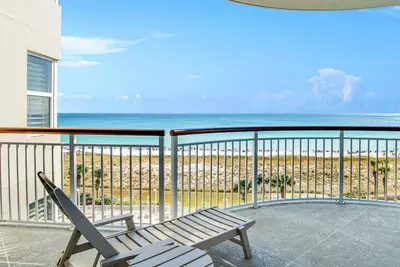 Image de Infinity View - Spacious + Pool, Beach Access, & Gym!