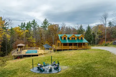 Image de Okemo Oasis - Cabin: Hot Tub, Fire Pit, Pool Table, Shuffleboard Table, Sledding