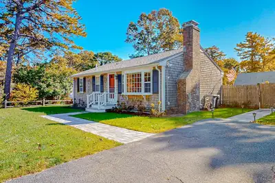 Image de Charming home with private pool, deeded bay access, firepit, & W/D