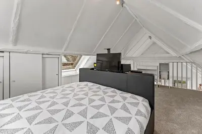 Image de 1 minute from the beach! Family friendly space with lots of natural light!