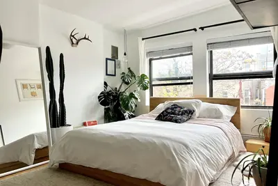 Image de Light drenched Park Slope designer two bedroom with huge balcony & workspace!