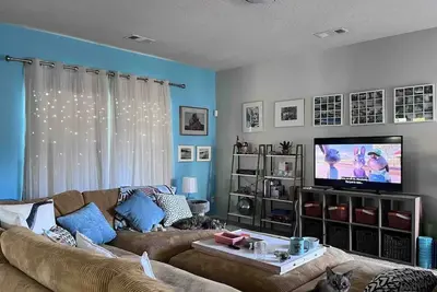 Image de Bright & Cheery Home. 3Bed x 1bath. Sleeps 2-8. Pet Friendly!