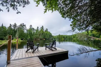 Image de Le Petit Renard - Chalet bord de l'eau avec spa, Ă 45 min du Mont-Tremblant!