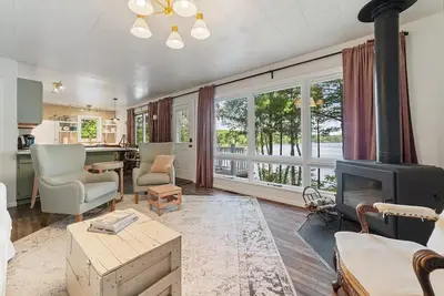Image de Emerald Cottage on the Lake and Trail Systems! \n