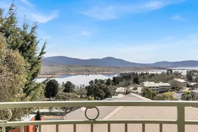 Image de Glacialis 6, a sunny, two-storey, north facing townhouse offering views over Lake Jindabyne