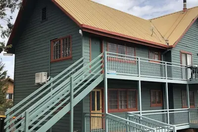 Image de Karoonda Lodge located in Tyrolean Village and has spectacular views over Lake Jindabyne and the Sno