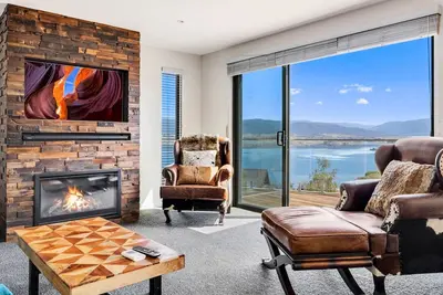 Image de Moongate with beautifully styled, open plan living with panoramic views over Lake Jindabyne