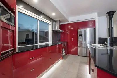 Image de Stratton Summit 4 features a living area with large windows and a balcony that let in the light.