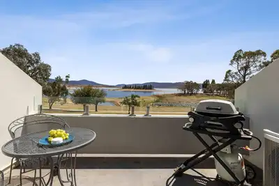 Image de Horizons 307, resting on the shores of Lake Jindabyne