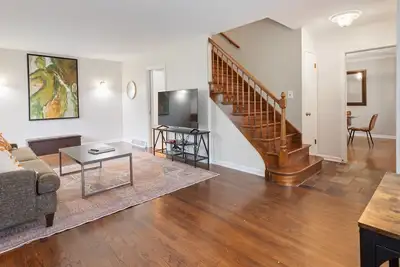 Image de Coveted Location:Downtown Lake Forest 3/2. 5 Duplex