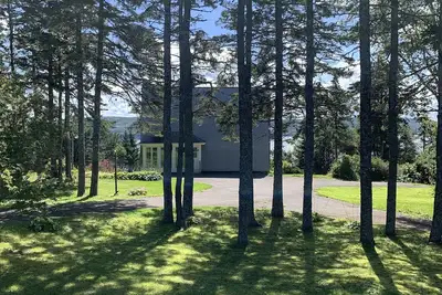 Image de Scenic views, close to amenities!