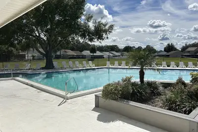 Image de 5 min to the mall, great restaurants! Family sized house, fire-pit, Pet Friendly