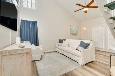 Image de Walk to Ocean: Condo w/ Pool & Hot Tub in Pcb!