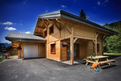 Image de Chalet, wifi, terrasse, cheminée ou poêle à bois, parking, casier à ski, 100m², Châtel