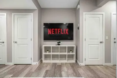 Image de Walkout Basement Suite w/ Dedicated Parking.