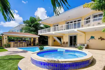 Image de Luxury Water Front Home, Private Pool, Spa, Tiki Bar, 37' Foot Dock with Kayaks