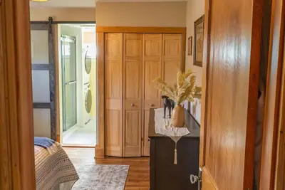 Image de Classic Maine home in quiet tree-lined street neighborhood with fenced in yard