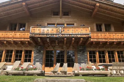 Image de Charming Mountain Ski Chalet in the Swiss Alpes ski in\/out