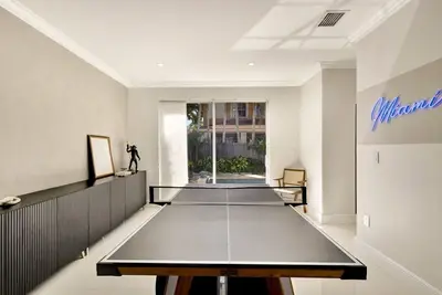 Image de 3400 sqft Home w/ Pool, Fire Pit, Bbq Grill, Ping Pong, Free Parking for 8 cars