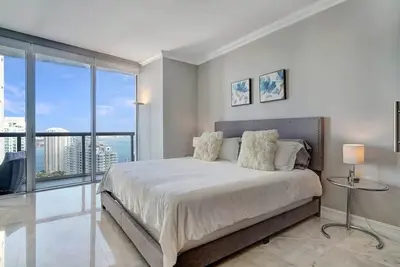 Image de Lux 2br in Heart of Brickell • Water View • Pool • Spa • Free Parking • Gym