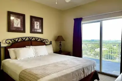 Image de Lakefront 2 Bedroom 2 Bathroom 2 Balcony Condo