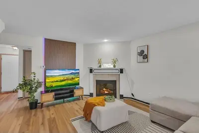 Image de Beautiful newly renovated pet friendly townhome near Lake Tapawingo -Sleeps 4