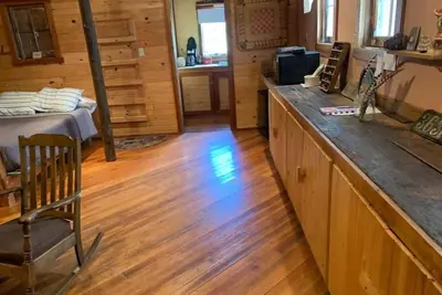 Image de Bunkhouse on Working Ranch/Bird Sanctuary. Cozy, cabin w. bathroom and kitchen