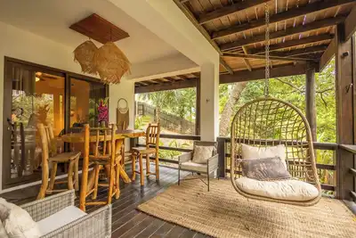 Image de Walk to beach! Located between West Bay Beach and West End Village