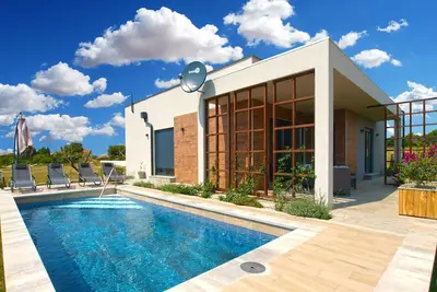 Image de Villa avec piscine et cuisine de jardin