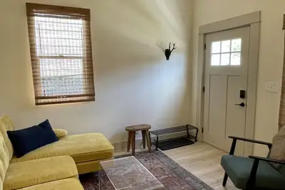 Image de Centrally located Hyde Park Home; walk to restaurants, bars, and coffee shops