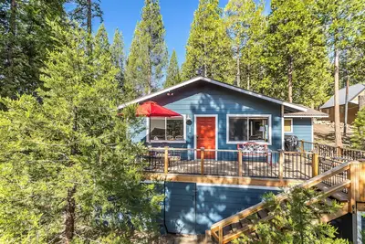 Image de Walk to the Lake: East Village Cabin