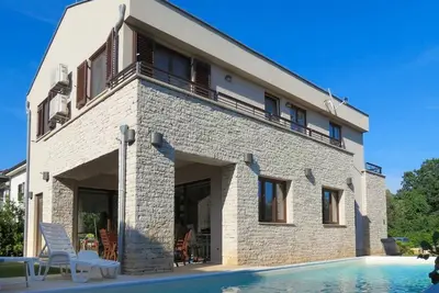 Image de Belle maison à Medulin avec piscine privée, peut être à l'intérieur ou à.