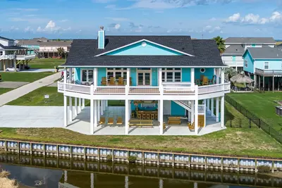 Image de Large & Glam~ sleeps16~ waterfront~ Views~ fenced ~ Beach Access ~Dog