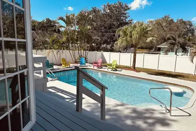 Image de \nYour Perfect Westcoast Vacation Getaway\n12 guests, Pool, A beautiful deck! ! !