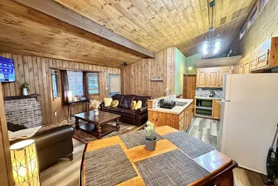 Image de Cozy 2br Bear Den Cabin in Campobello Sc, on the upcoming Saluda Grade Trail.