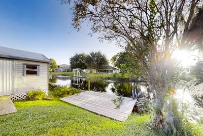 Image de Waterfront home with a sunroom, grill, washer/dryer, & Ac - snowbird-friendly