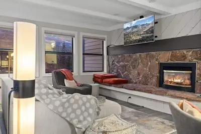 Image de Chic 2bdr Downtown Condo; Walk Everywhere!