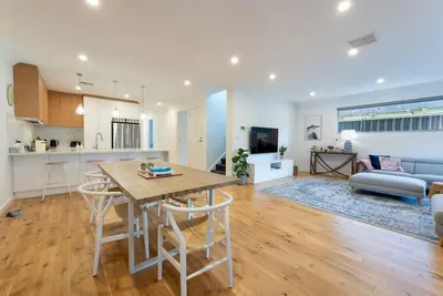 Image de Contemporary Townhouse near Norwood