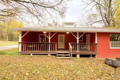 Image de Jacuzzi Tub Secluded Cabin w/ Pond Downtown 3 mi