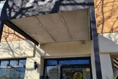 Image de Sophie's Place is a clean bedsit in the city with free gated parking.