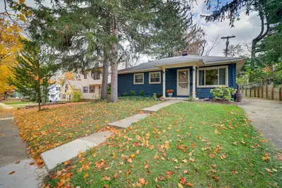Image de Ann Arbor Home w/ Deck, 2 Mi to Michigan Stadium!
