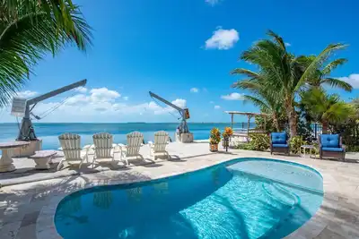 Image de Caribbean Cabana: Your Perfect 3br Oceanfront Retreat with Dockage, Pool and Breathtaking Views!