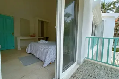 Image de 2 bed Apartment in a villa a walk to the beaches.