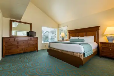 Image de Your Home Away From Home! 2 Classy Units, Full Kitchen and Parking!