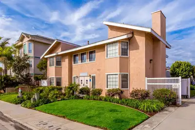 Image de Your Relaxing Getaway Awaits! 2 Comfortable Units, Kitchen, Parking Onsite!