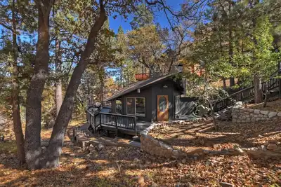 Image de The Cosmic Cabin By Destination Big Bear:Modern Mid-Century! Pet Friendly! Ac Unit! Fenced Yard! Wrap Around Deck!