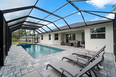 Image de Modern Heated Pool Home Close To Downtown Shopping